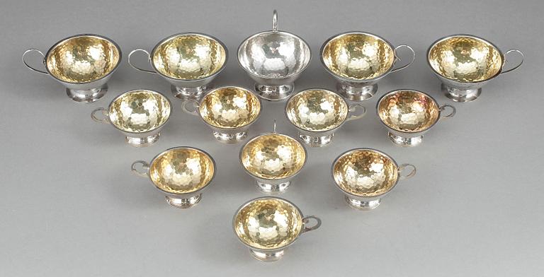 PUNSCHKOPPAR, 13 st, silver, CG Hallberg, Stockholm samt K&EC, Göteborg, omkring 1900-talets mitt. Tot vikt ca 349 gram.