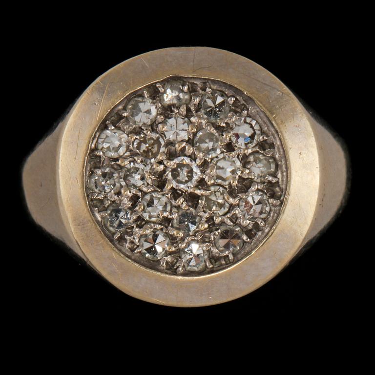 RING, 18k vitguld med åttakantslipade diamanter, importstämplad. Vikt 4 g.