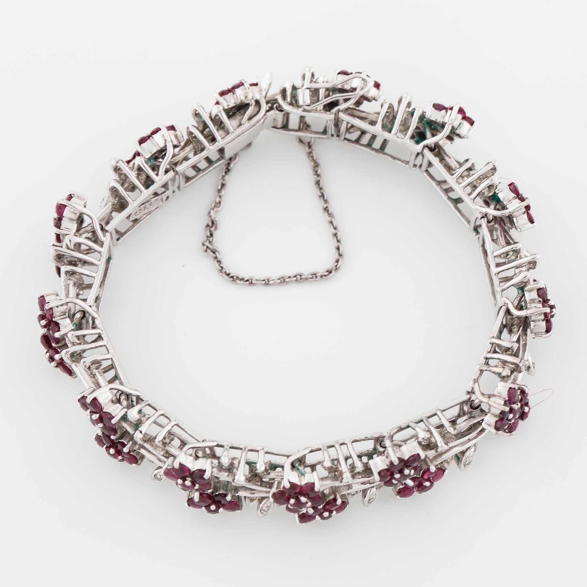 ARMBAND, med fasettslipade rubiner och åttkantslipade diamanter.