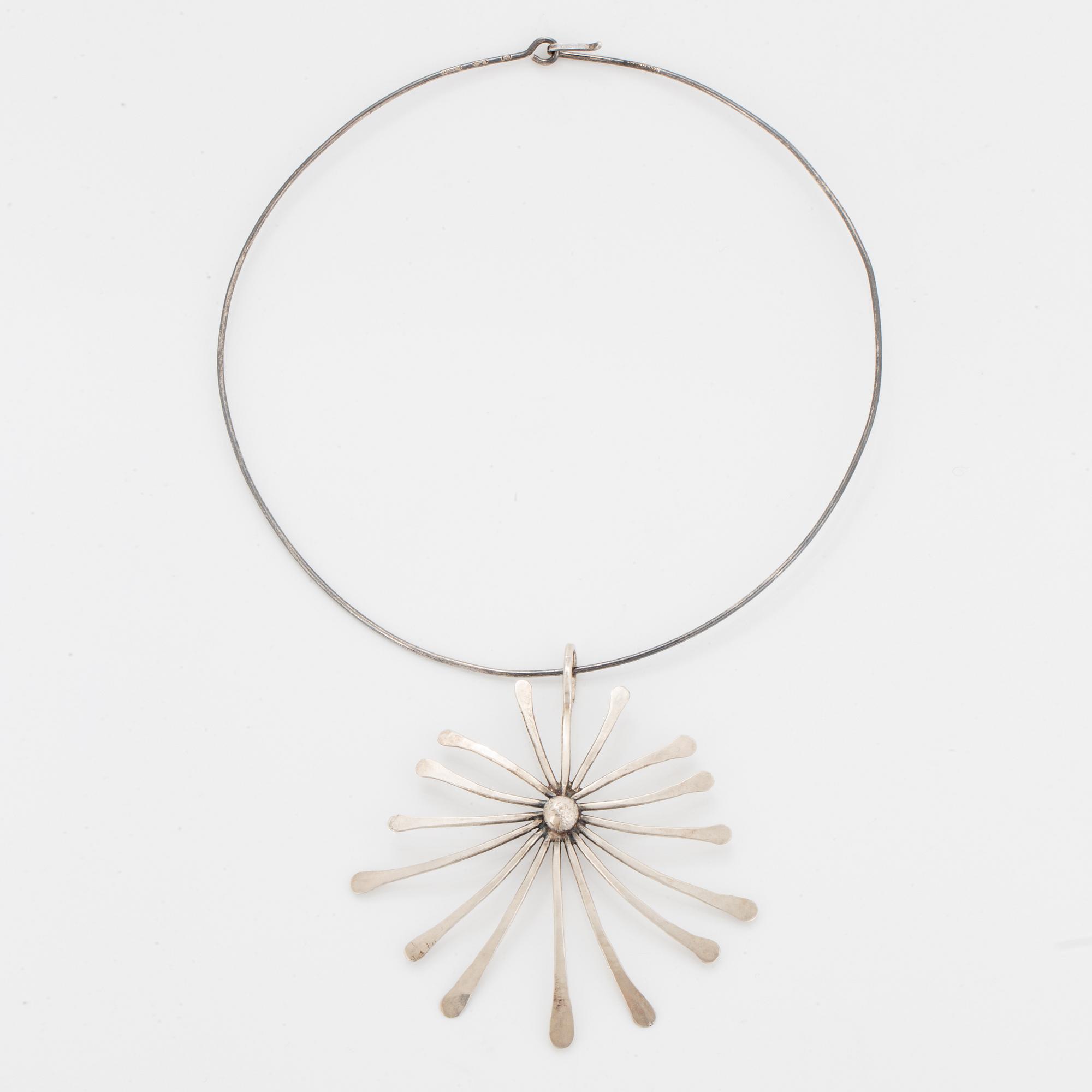 A silver necklace by Birgitta Sanitate.