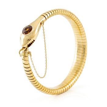 481. A bracelet in the shape of a serpent in 18K gold with a faceted citrine and rose-cut diamonds.