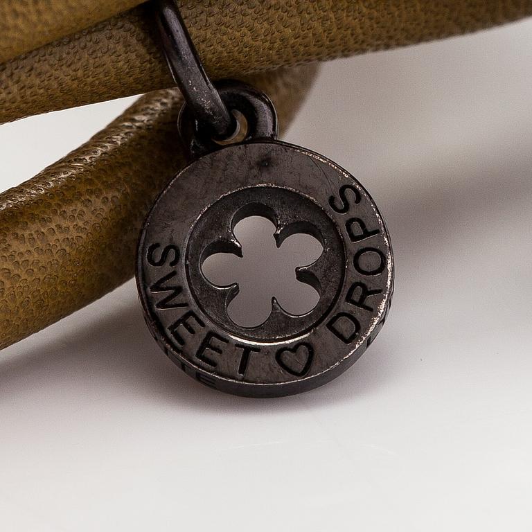 Ole Lynggaard, A 'Sweet drops' bracelet in leather with an 18K gold and green amethyst pendant. Denmark.