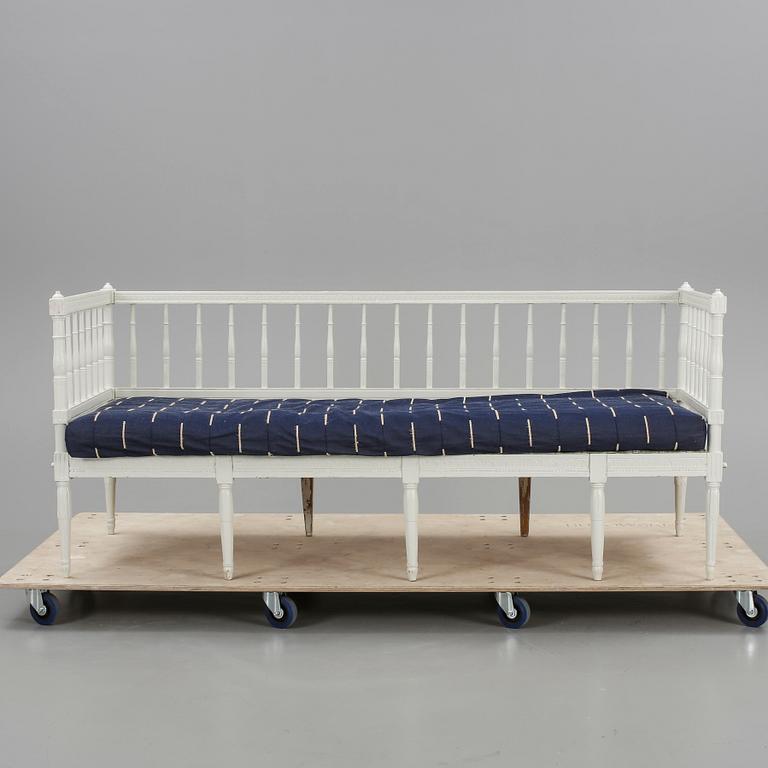 SOFFA, sengustaviansk, omkring år 1800.