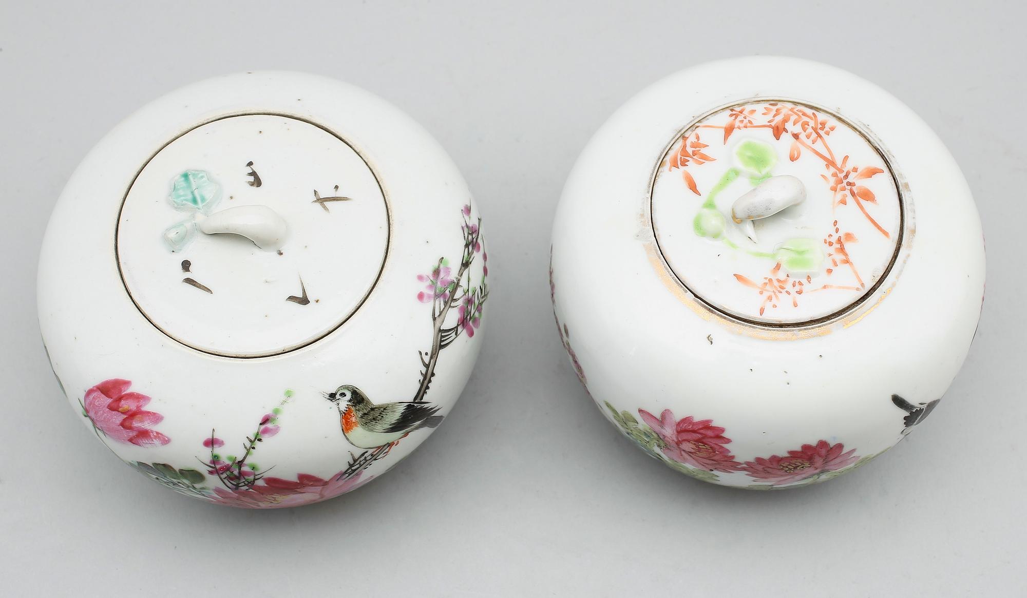 LOCKURNOR, 2 st, porslin, Kina, 1800-talets andra hälft.