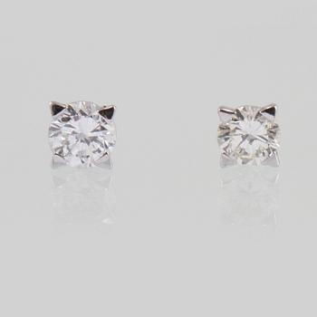 ÖRHÄNGEN, ett par, 18k vitguld med briljantslipade dimanter, totalt ca 0.82 ct. Vikt 0,5 g.