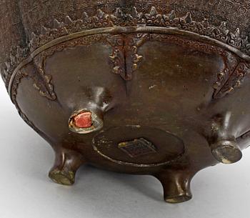 A bronze flower pot, late Qing dynasty.