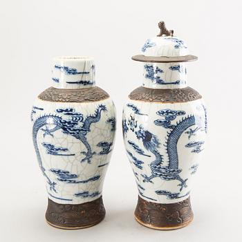 A pair of Chinese porcelain urns around 1900.