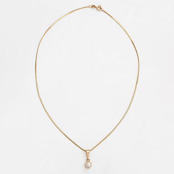 Necklace with a pearl pendant in 14K gold. Finnish hallmarks from 1976 and 1983.
