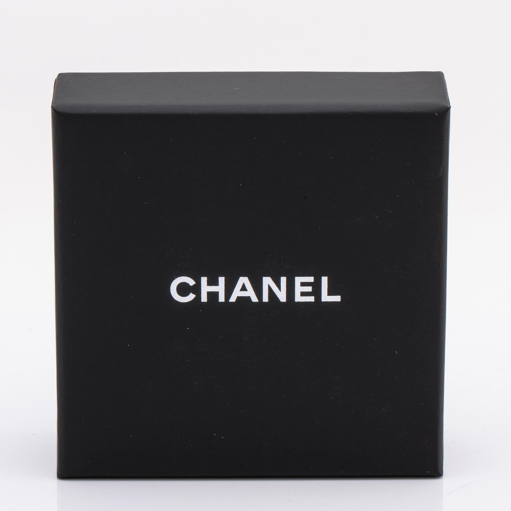 Chanel brooch, resin, metal and fake pearl, approx 5 x 3 cm, original case and box.