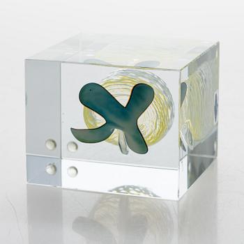 OIVA TOIKKA, An annual glass cube. Signed Oiva Toikka Nuutajärvi 1986, 866/2000.