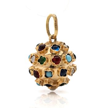 18K gold pendant.