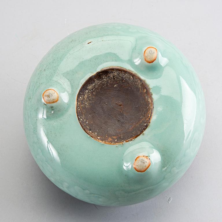 A Chinese celadon porcelain Qing dynasty cencer.