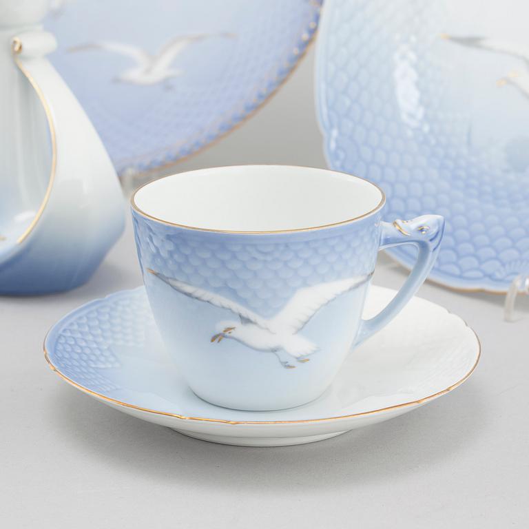 46 pieces of porcelain tableware from Bing & Gröndahl, second half of the 20th century.
