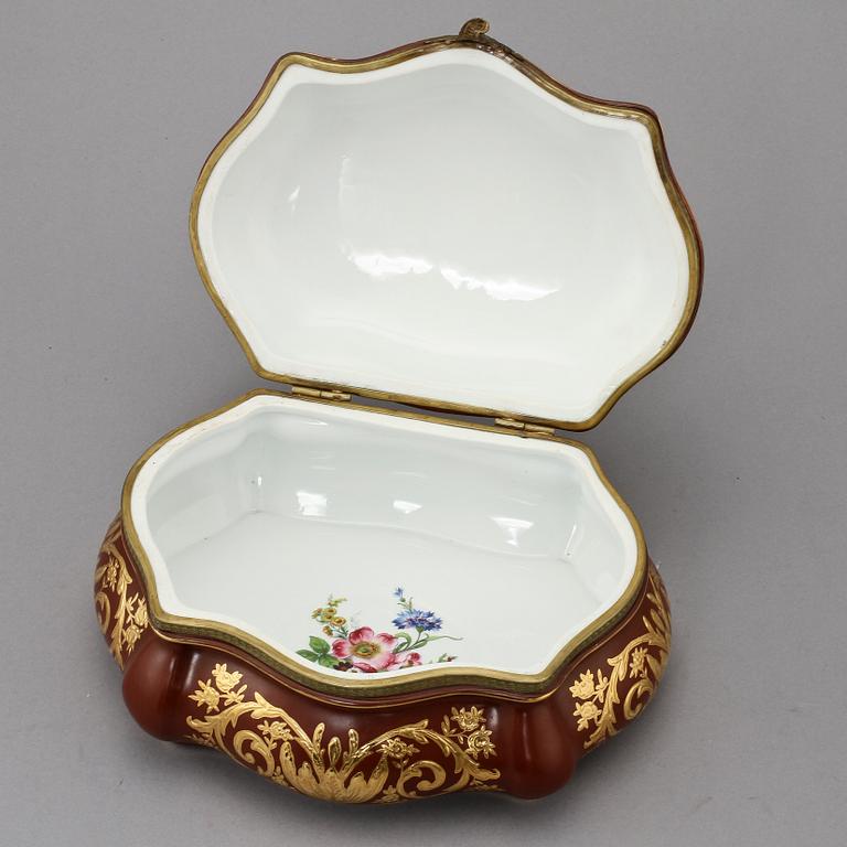 LOCKASK, porslin, Sèvres-liknande märke, 1900-tal.