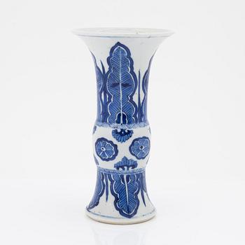 A Chinese blue and white porcelain beaker vase, 19th century, Qing dynasty.