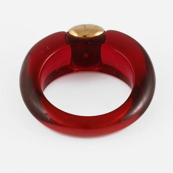 RING, 18K guld med syntetisk rosa harts. Vikt 3,2 gram.
