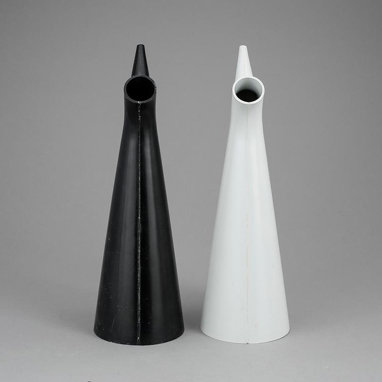 VATTENKANNOR, 2 st, plast, design Carl-Arne Breger, Gustavsberg.
