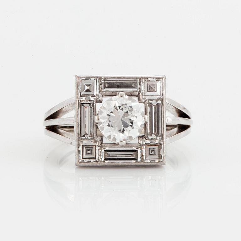 A RING set with a round brilliant-cut diamond.