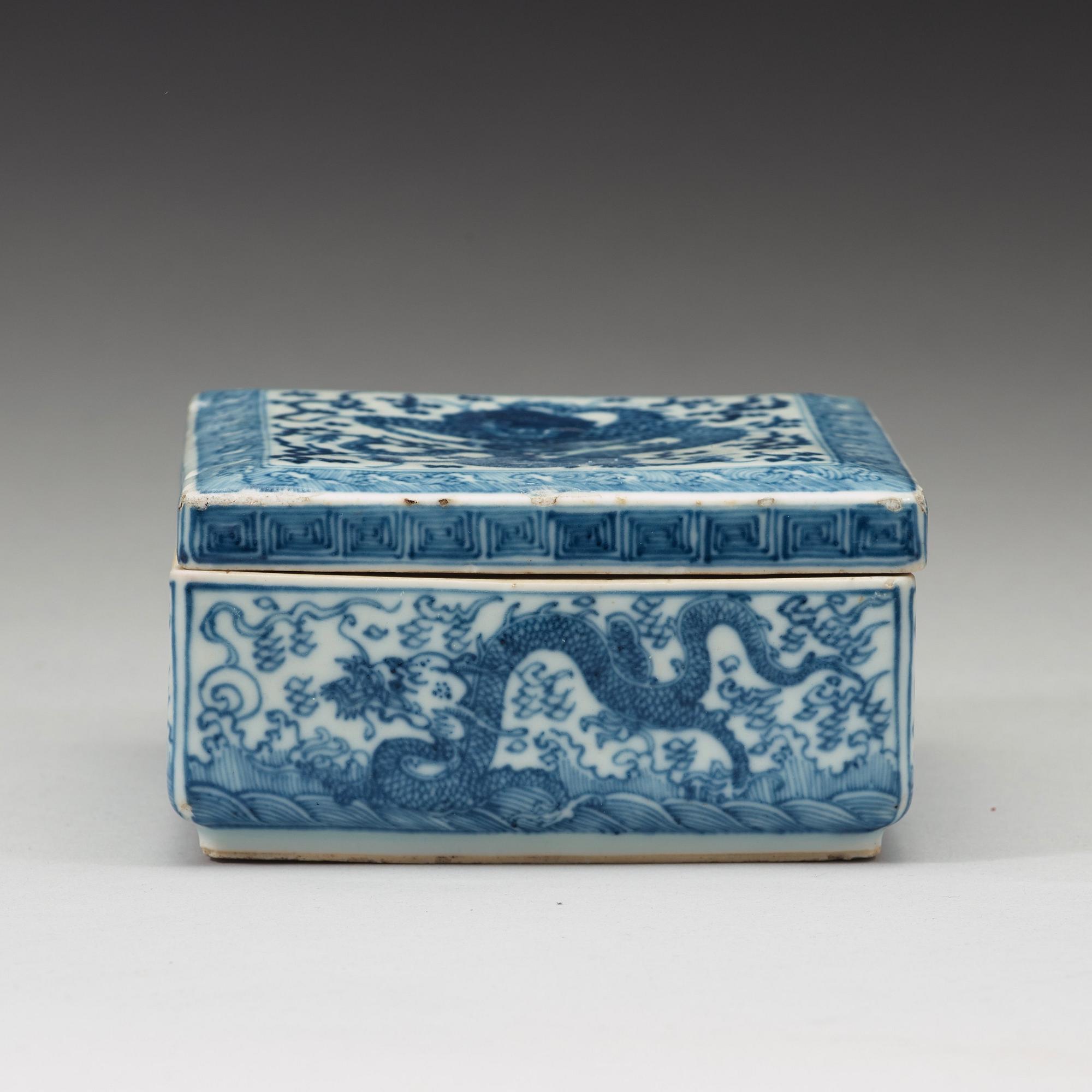 A Chinese porcelain box and cover, Qing dynasty, early 19th century.