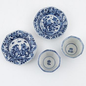 A pair of Chinese blue and white porcelain cups with saucers, Qing dynasty, Kangxi (1662-1723).