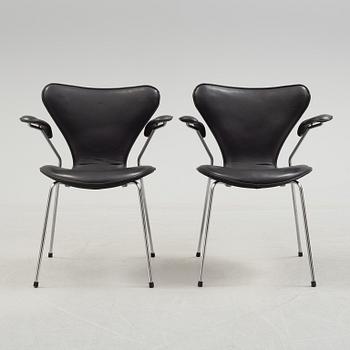 ARNE JACOBSEN, a pair of leather upholstered armchairs by Fritz Hansen, Danmark.