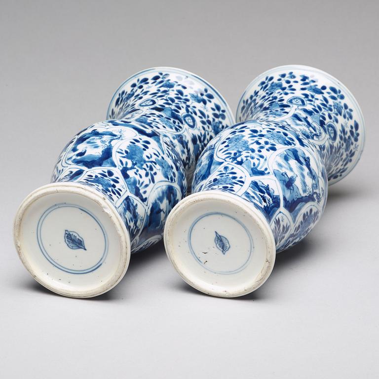 A pair of blue and white vases, Qing dynasty, Kangxi (1662-1722).