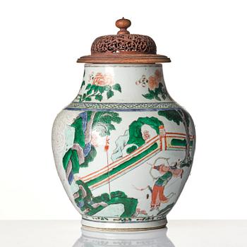 A famille verte decorated jar, early Kangxi, 17th century.