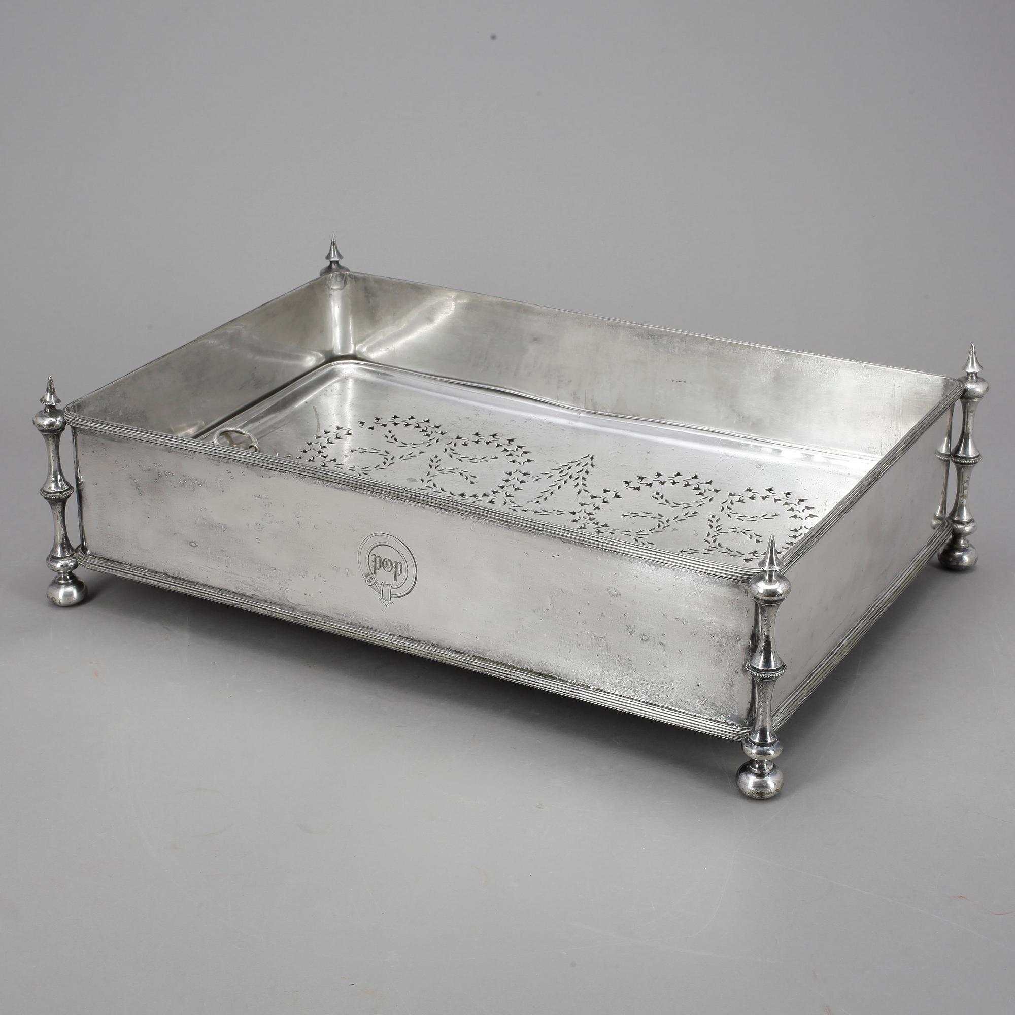 SERVERINGSSKÅL, försilvrad metall, troligen England, omkring 1900.