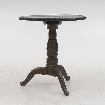 Table on a pillar base, 19th century.