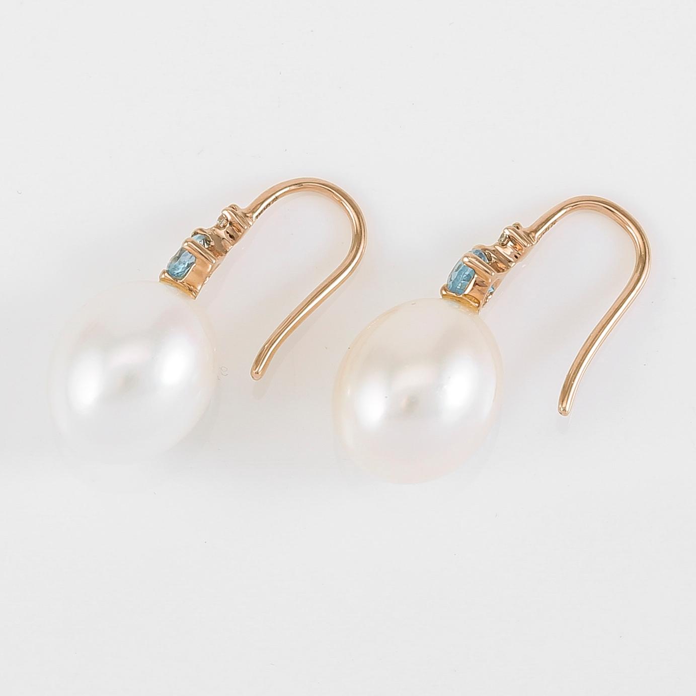 ÖRHÄNGEN, 1 par, 14K roséguld, blå topaser, diamanter och sötvattenspärlor.
