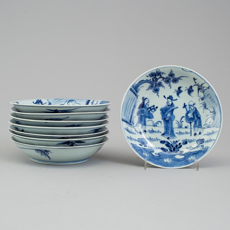 A SET OF EIGHT JAPANESE PORCELAIN PLATES, 19th/20th centry.