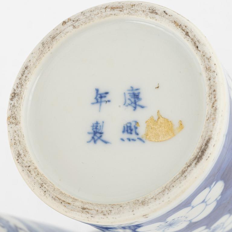 Vaser, ett par, porslin, Qingdynastin, Kina, 1800-tal.