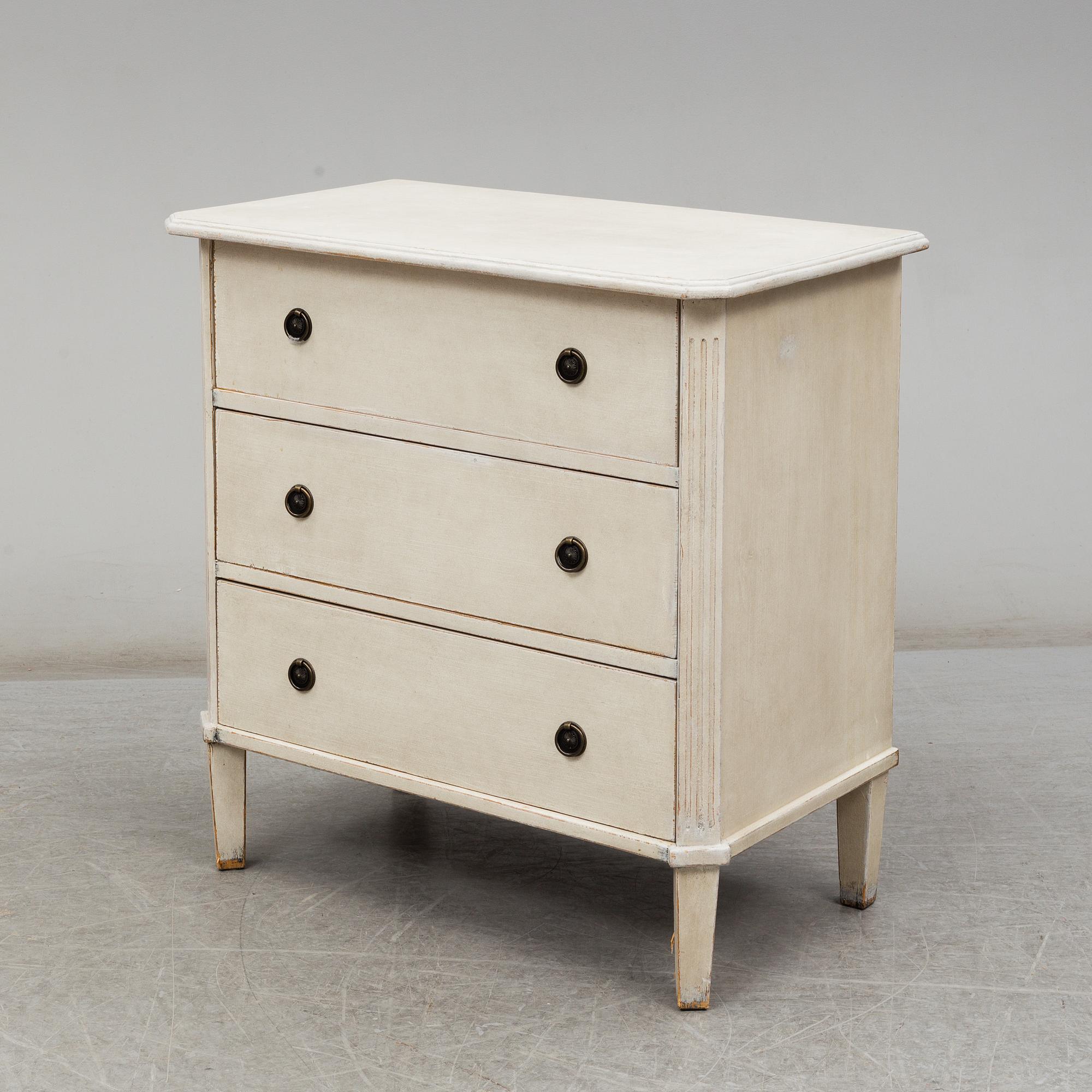 A 20th century gustavian style chest of drawers.