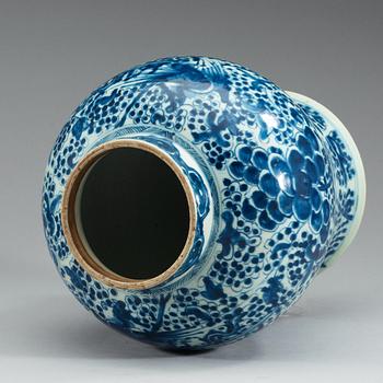 A blue and white jar, Qing dynasty.