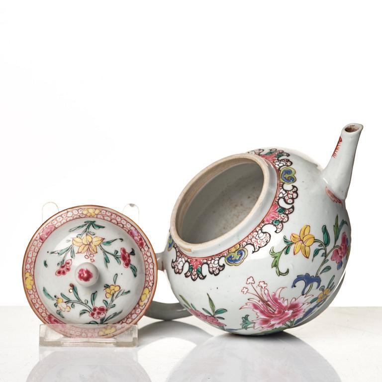 Tekanna med kopp och fat, porslin. Qingdynastin, 1700-tal.