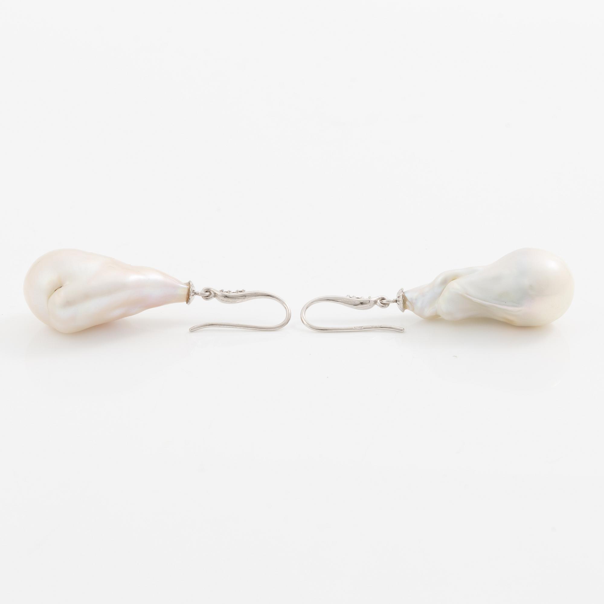 Earrings 18K white gold with cultured baroque freshwater pearls and brilliant-cut diamonds.