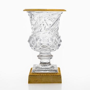 Maljakko, kullattu messinki, hiottu lasi, 1800-luvun puoliväli.