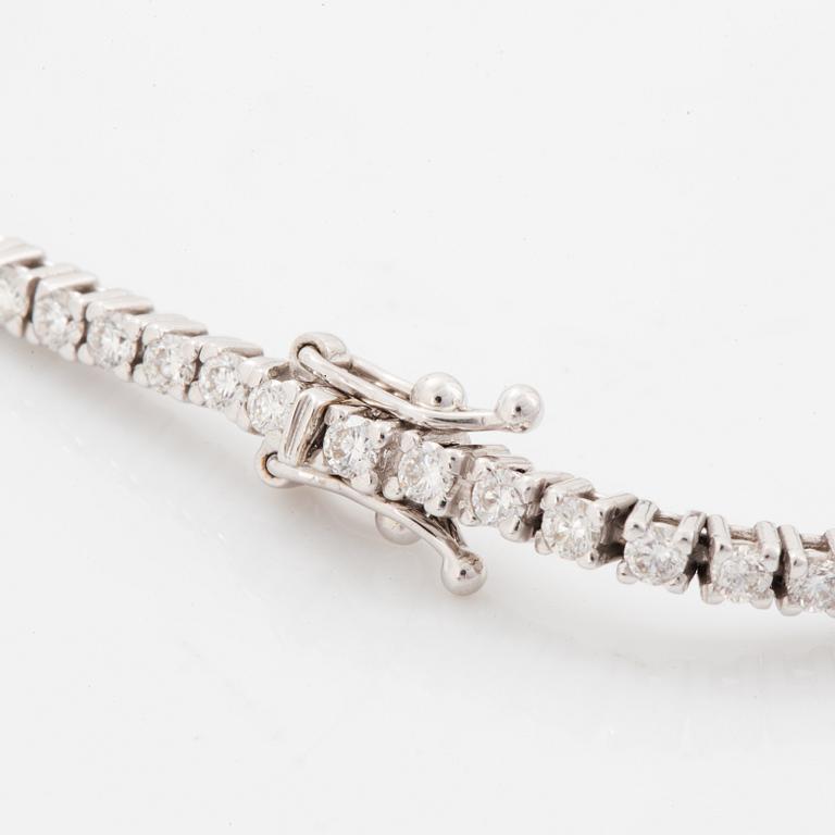 Tennisbracelet with brilliant-cut diamonds.