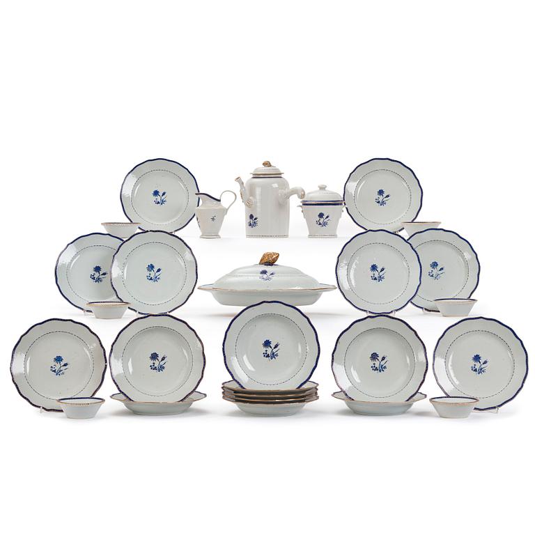 A Chinese Export dinner service, Qing dynasty, Jiaqing (1796-1820). (27 pieces).