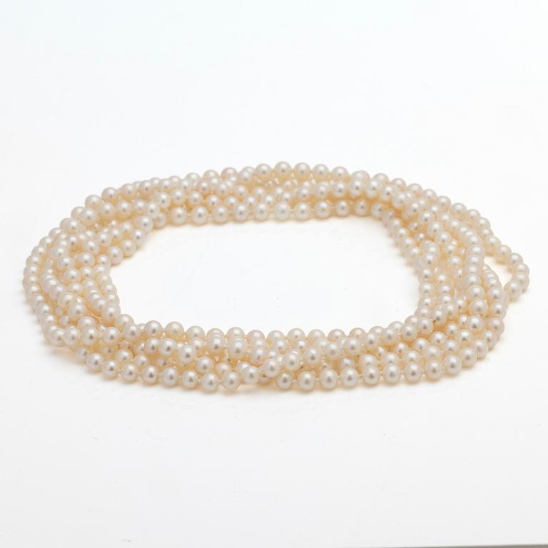 Pearl necklace of Akoya pearls.