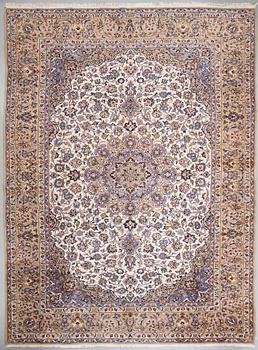 A NAJAFABAD RUG, ca 392 x 292 cm.