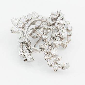 An 18K gold brooch with diamonds in various cuts, Albuquerque.