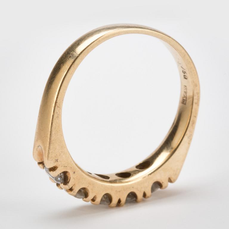 RING, 18 k guld med briljantslipade diamanter, ca 0,50 ct. Vikt ca 3,5 g.
