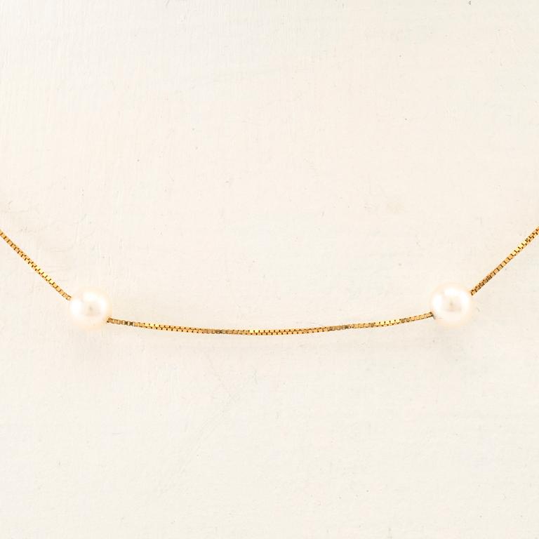 Necklace 18K gold and cultured pearls.