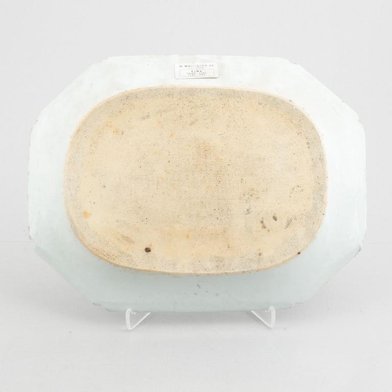 A set of eight Chinese export porcelain plates and two chargers, Qing dynasty, Qianlong (1736-95).
