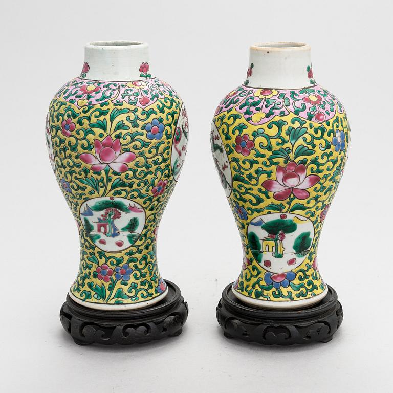 Urnor, ett par, sen Qing porslin, Kina, omkring 1900.