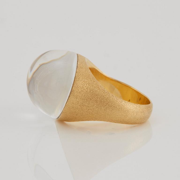 An 18K gold H Stern ring set with a cabochon-cut rock crystal.