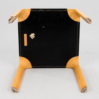 ALVAR AALTO, en pall, modell X 602, Artek, sent 1900-tal. Formgiven 1954.