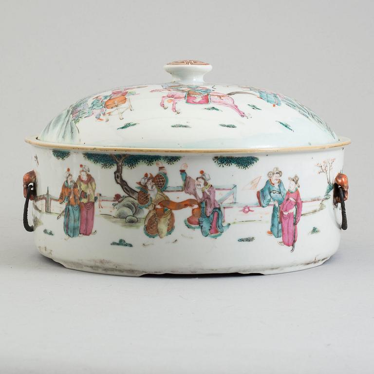 A large famille rose tureen with cover, Qing dynasty, Tongzhi (1862-74).