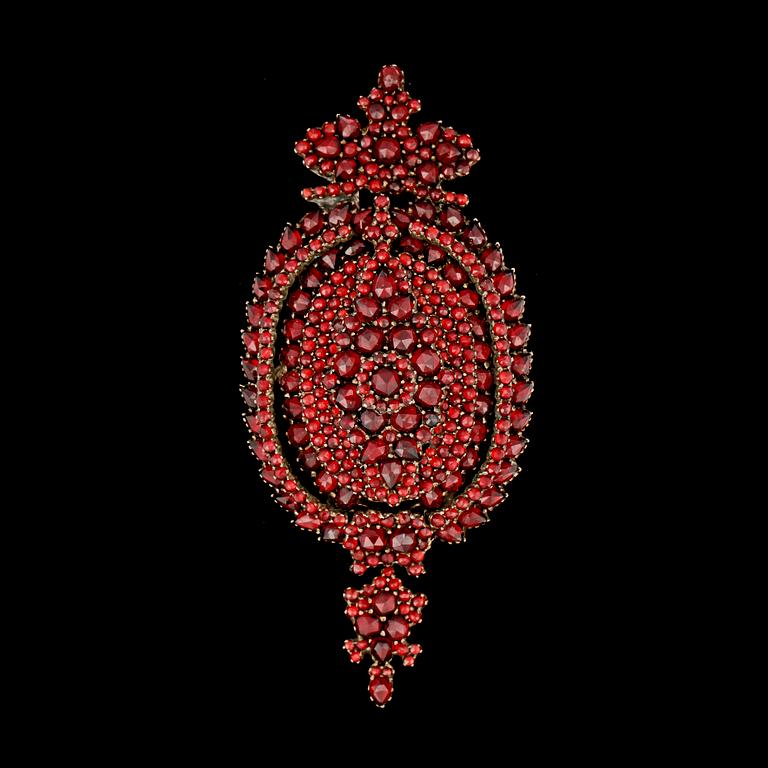 MEDALJONGBROSCH / -HÄNGE, metall och granater, 1800-talets slut.